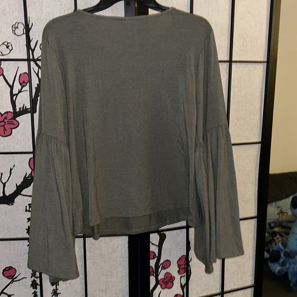 New Ava and Viv Olive Green bell sleeve top - Picture 6 of 6